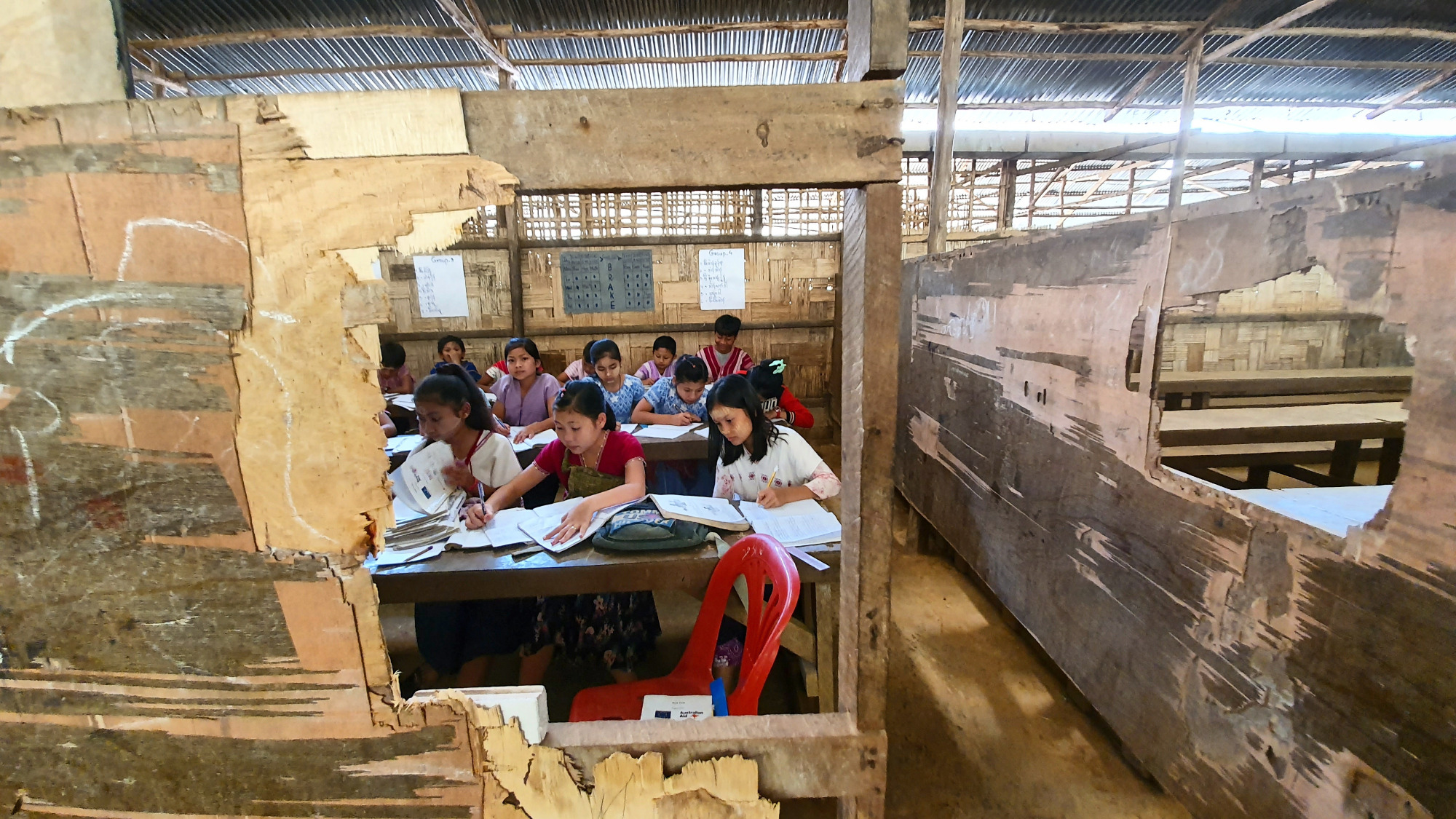 Bild 2 Klassenraum mit kaputten Wänden2000Pix breit