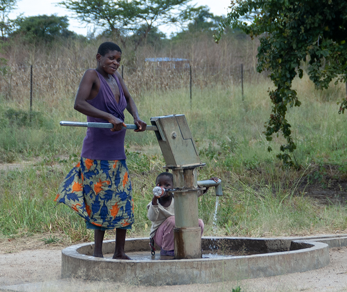 2021 02 05 Frau Pumpt Wasser am Brunnen DSC 0421 800KB
