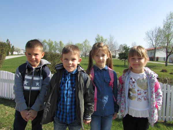 Glückliche Schulkinder im bosnischen Kinderdorf "Selo Mira"